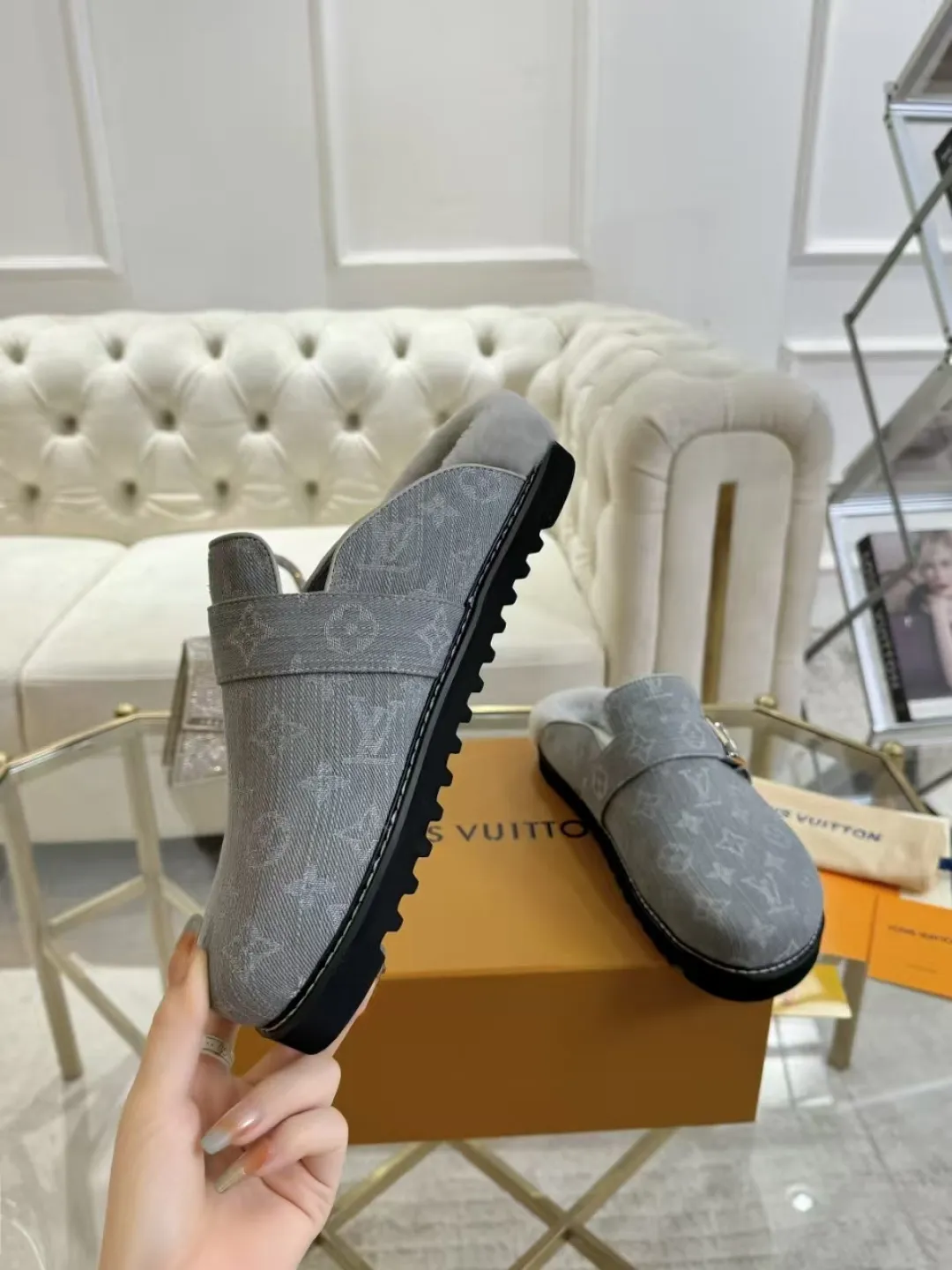 p600✨ LV Couple’s Wool Slippers｜Full of high-end feel, the soles of your feet are luxurious✨ We have achieved the ultimate restoration of the "higher version" of this pair of LV classic toe-toe slippers! 👫💫 🌟 The core advantages are clear at a glance: ✔️ Original jacquard + cowhide fabric, delicate texture, high-end at first glance; ✔️ 280% pure wool lining, wearing barefoot is like stepping on clouds ☁️, soft and skin-friendly and not sweaty; ✔️ Non-slip rubber bottom + three-dimensional toe design, super stable for walking, fashionable and practical!  👀 Must-have attention to detail: Belt buckle + classic LV presbyopic elements, revealing the aura of a big-name brand in a low-key manner ~ Whether it is a couple dating or a trip with besties, both of them are the focus when they go out👟💖 ✨ Easily match the wardrobe: jeans + sweaters, lazy and casual style ✔️ Coat + skirt, refined and elegant ✔️ One pair of shoes can handle a variety of styles, and the sense of luxury is never artificial ~ #LV slippers #couple outfit #High-End Customization #Quality Shoes Recommendation Fabric: Yangjing/classic jacquard fabric Lining: Imported wool lining Sole: Original rubber sole Size: Female 35-41 Male 38-46